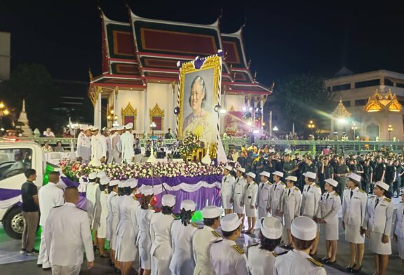 จังหวัดสุราษฎร์ธานีจัดพิธีฉลองถ้วยพระราชทาน สมเด็จพระกนิษฐาธิราชเจ้า กรมสมเด็จพระเทพรัตนราชสุดาฯ สยามบรมราชกุมารี ในงานประเพณีชักพระ-ทอดผ้าป่า และแข่งเรือยาว ประจำปี 2567